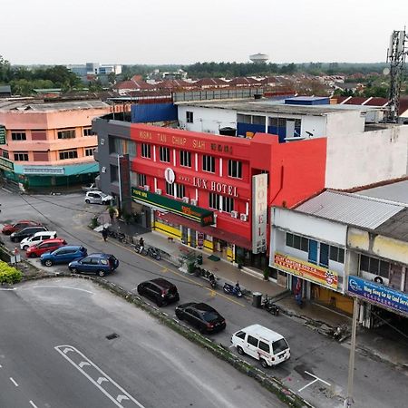 Lux Hotel Teluk Intan Esterno foto